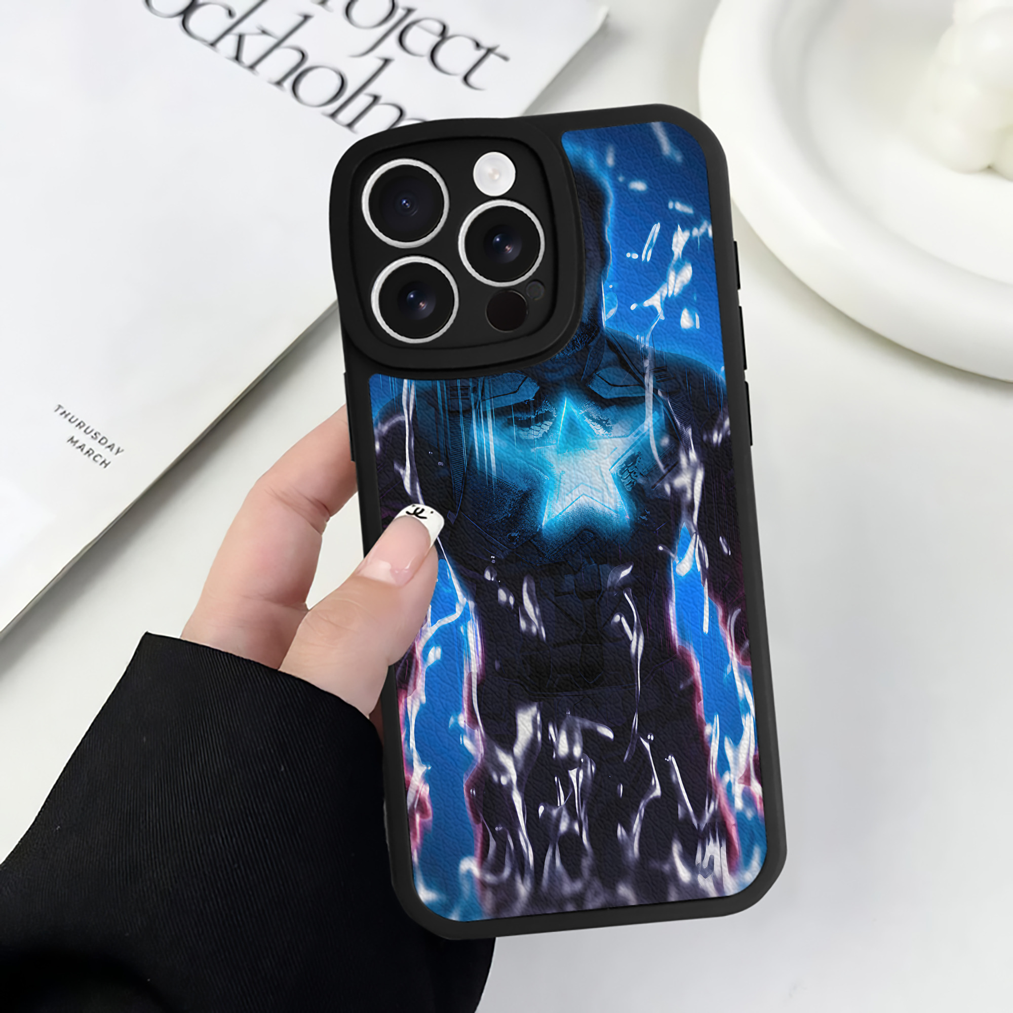 （画像用） アベンジャーズ The Avengers 【iPhone 16シリーズ対応】シリコンスマホケース（レザー調） 材質：シリコン
